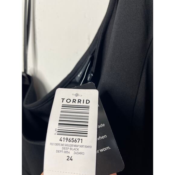 NEW Torrid Crepe One Shoulder Wrap Skirt Romper Black Size 24 - Picture 2 of 8